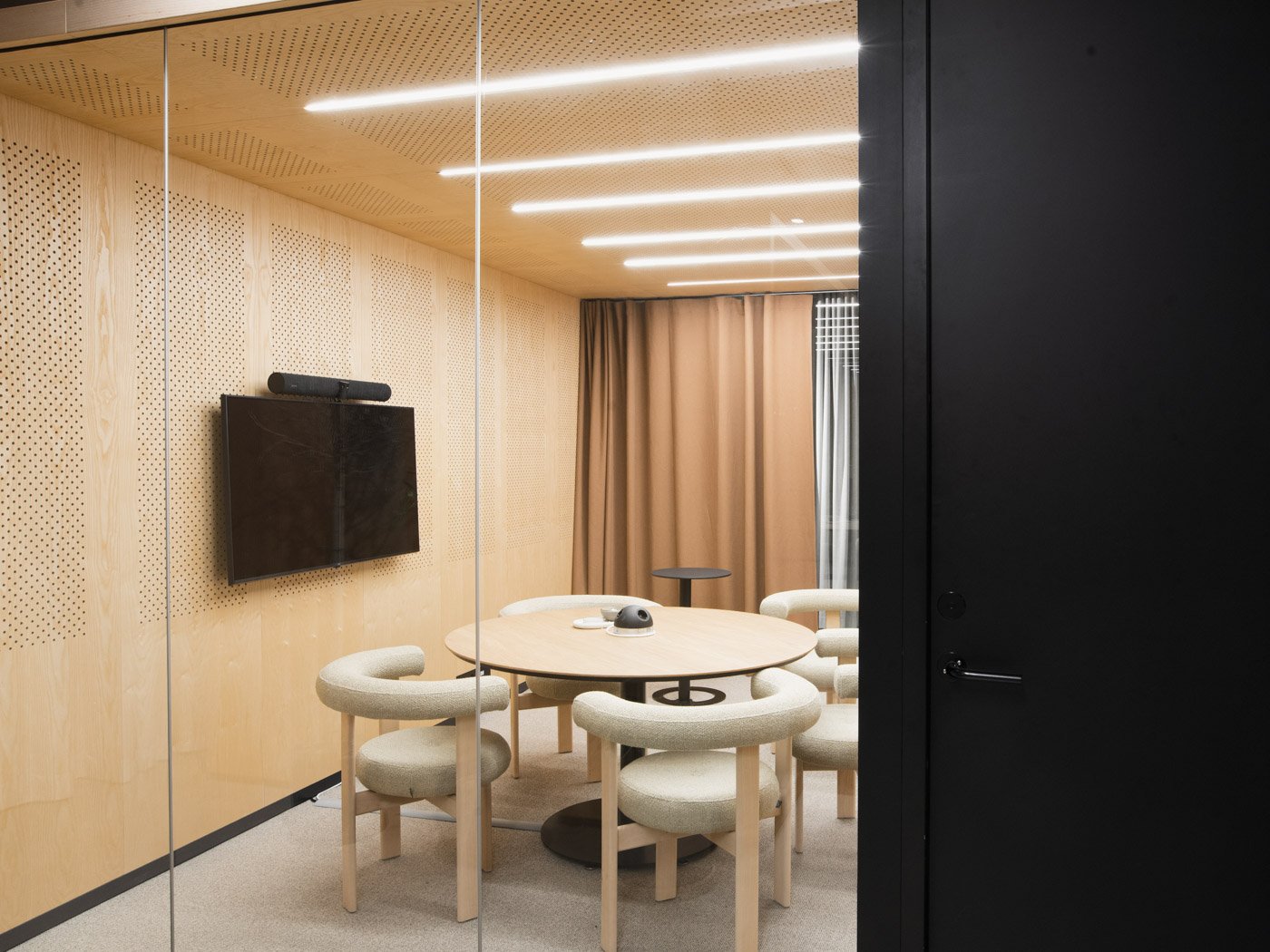 Lohko Flex 12 meeting room with natural acoustics